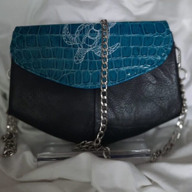 black-and-teal-turtle-clutch-scaled